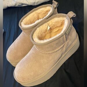 ***NWT*** Bearpaw Platform Boots Size 10